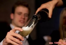 如果有领导叫你们喝酒，该怎么办？看看男生&女生的建议吧！