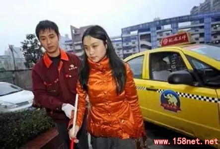 一位盲人美女打车，<span class='chameleon-code-v2'></span>下车后司机把她扶到小区后，<span class='chameleon-code-v2'></span>竟然… 第1张