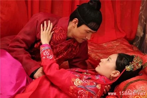 结婚当夜，<span class='chameleon-code-v2'></span>最好的朋友却霸占新娘在洞房三天三夜，<span class='chameleon-code-v2'></span>新郎却在…... 第1张