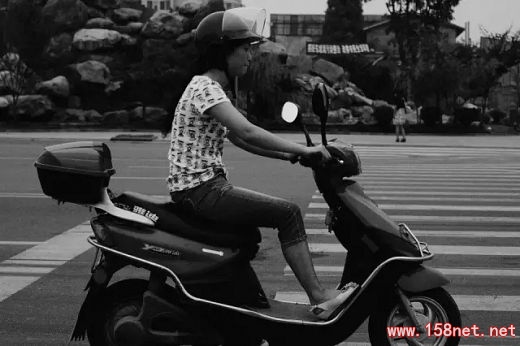 一位开着280万豪车的女老板，<span class='chameleon-code-v2'></span>在风光的背后，<span class='chameleon-code-v2'></span>却让大家都意外了！<span class='chameleon-code-v2'></span> 第3张
