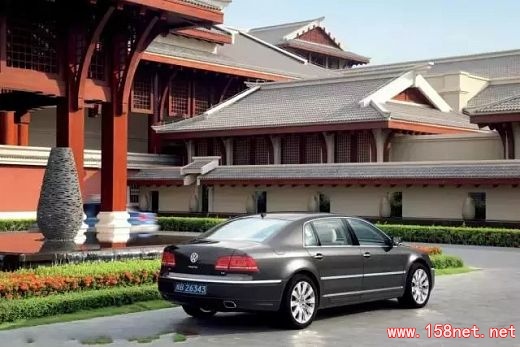 一位开着280万豪车的女老板，<span class='chameleon-code-v2'></span>在风光的背后，<span class='chameleon-code-v2'></span>却让大家都意外了！<span class='chameleon-code-v2'></span> 第2张