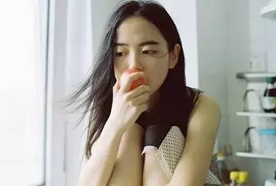女人被男人追捧的3条秘诀！<span class='chameleon-code-v2'></span>做一个被家人爱护，<span class='chameleon-code-v2'></span>朋友信赖、受人追捧的女人。<span class='chameleon-code-v2'></span> 第1张