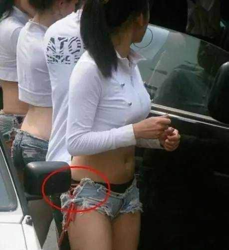 这就是时尚吗？<span class='chameleon-code-v2'></span>衣服烂成这样了还在穿！<span class='chameleon-code-v2'></span>可怜可怜这些妹子吧！<span class='chameleon-code-v2'></span> 第13张