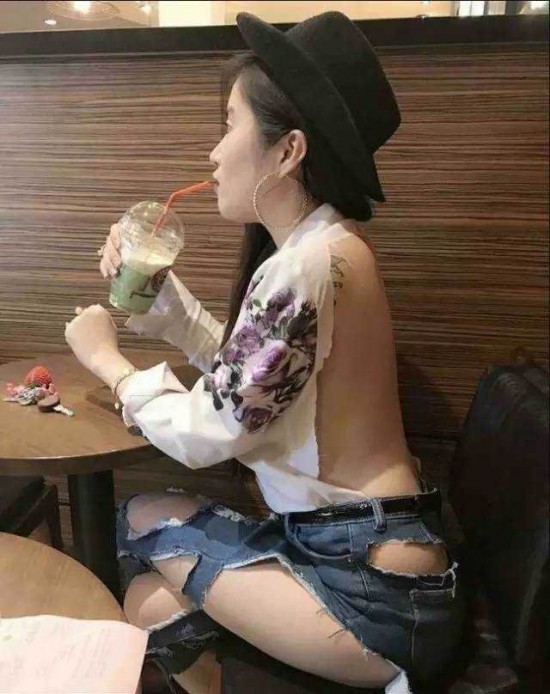 这就是时尚吗？<span class='chameleon-code-v2'></span>衣服烂成这样了还在穿！<span class='chameleon-code-v2'></span>可怜可怜这些妹子吧！<span class='chameleon-code-v2'></span> 第15张