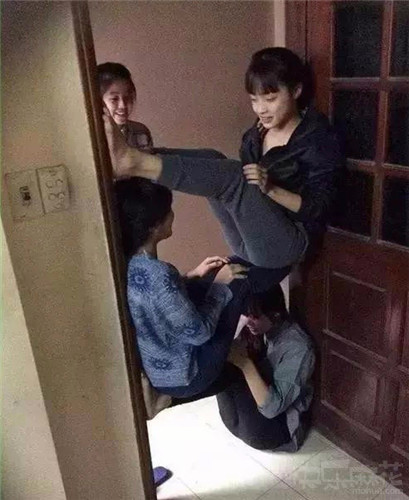 妹纸，你的手在干啥呢，妹子你不要害羞，出来卖就要放得开 第6张