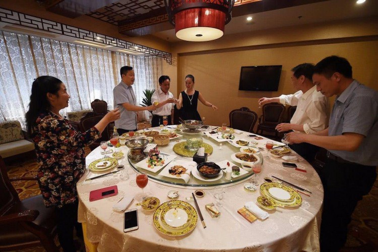  饭局中如果你不是主角的话，<span class='chameleon-code-v2'></span>这五件闲事最好别管，<span class='chameleon-code-v2'></span>否则你连翻身的机会都没有 第2张